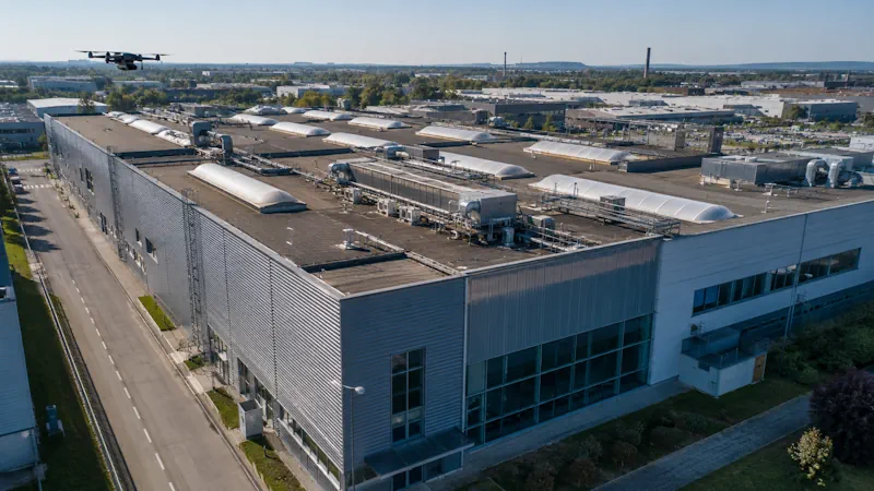 Inspección técnica con dron de cubierta industrial e infraestructuras