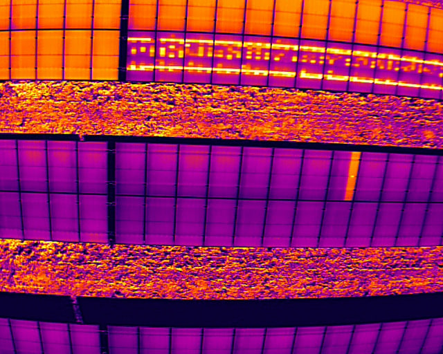 Inspección termográfica de planta fotovoltaica con restricciones de producción Imagen térmica aérea de una planta fotovoltaica durante una inspección con restricciones de producción