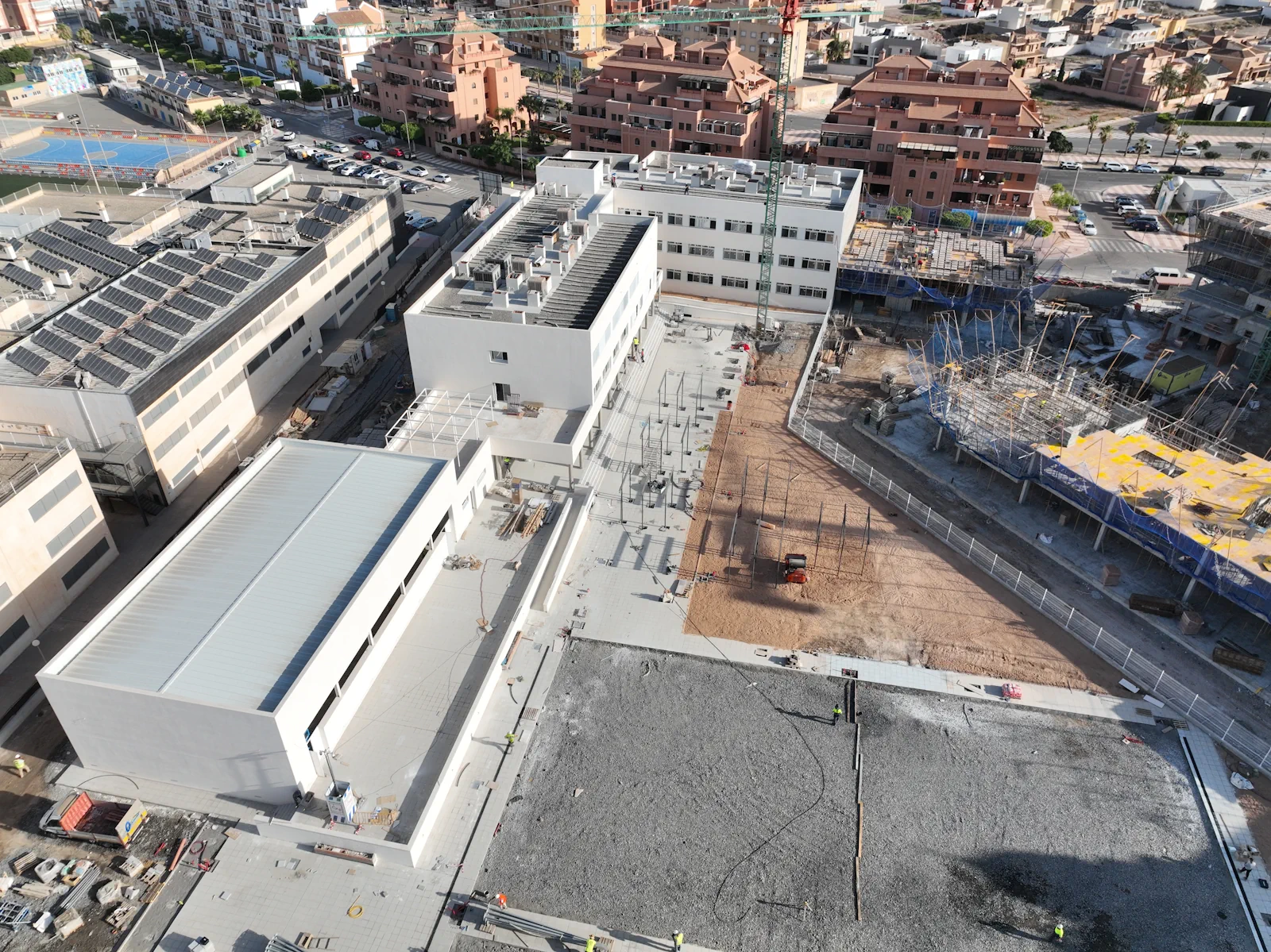 Vista aérea del estado avanzado de construcción de un centro educativo en Roquetas de Mar