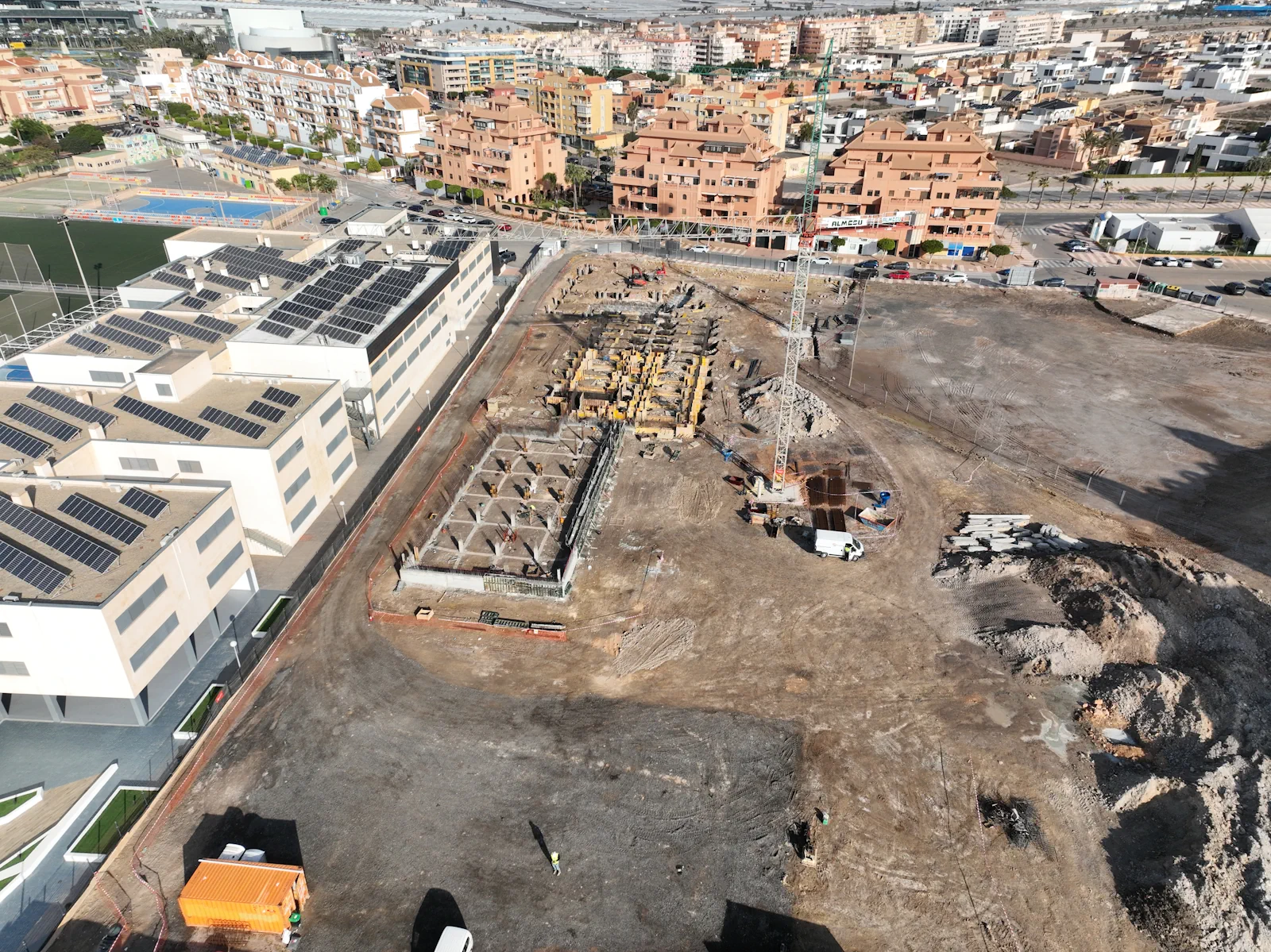 Vista aérea de la fase inicial de construcción de un centro educativo en Roquetas de Mar